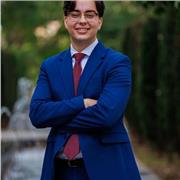 Graduado en Economía apto para dar clases a todo tipo de personas y niveles.